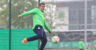 Trainiert weiter mit dem VfL Wolfsburg: Max Kruse. Foto: Julian Stratenschulte/dpa
