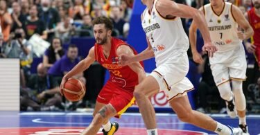 Franz Wagner (r) war im Spiel gegen Montenegro umgeknickt. Foto: Soeren Stache/dpa