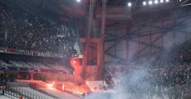 Nach einer Pyro-Schlacht zwischen Fans ist die Freude bei Eintracht Frankfurt getrübt. Foto: Sebastian Gollnow/dpa