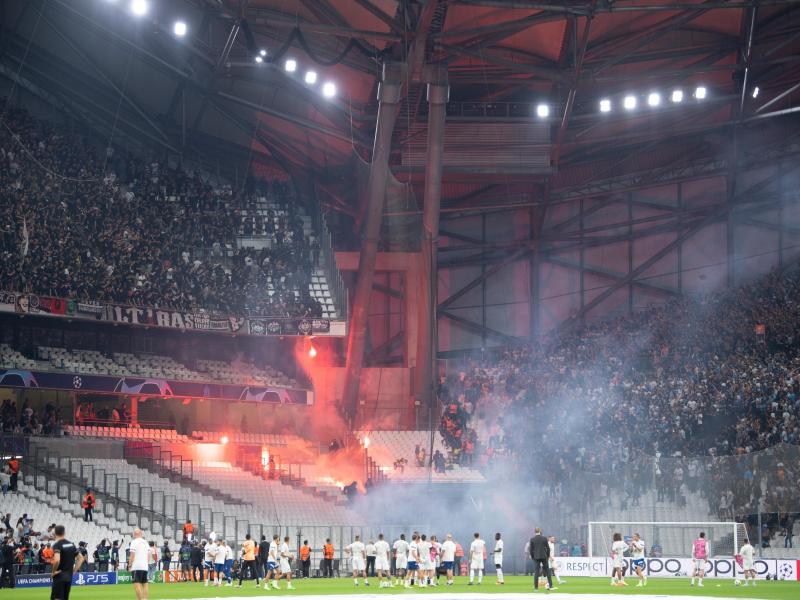 Nach einer Pyro-Schlacht zwischen Fans ist die Freude bei Eintracht Frankfurt getrübt. Foto: Sebastian Gollnow/dpa