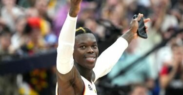 Hallo Halbfinale: Dennis Schröder greift mit Deutschlands Basketballern nach einer Medaille. Foto: Soeren Stache/dpa