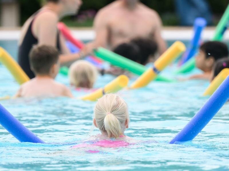 Schwimmstunde mit Kindern:&nbsp;Schon bei einer Wassertemperatur unter 35 Grad beginnt der Körper langsam auszukühlen. Foto: Julian Stratenschulte/dpa