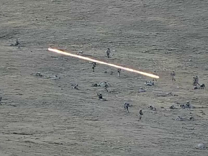 Aserbaidschanische Soldaten überqueren die armenisch-aserbaidschanische Grenze und nähern sich armenischen Stellungen. Foto: Armenian Defense Ministry/AP/dpa