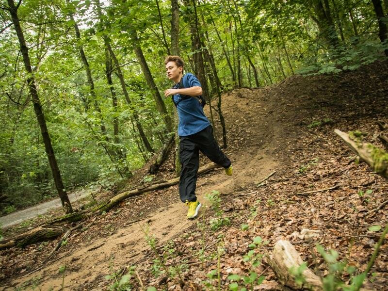 Gute Trailrunning-Schuhe sind wetterfest und gedämpft, abgestimmt auf die Bodenverhältnisse und den Lauftyp. Foto: Christin Klose/dpa-tmn