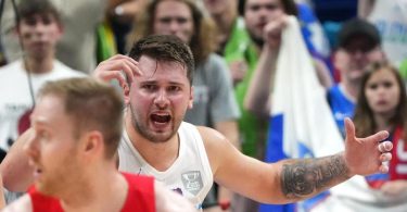 Sloweniens Starspieler Luka Doncic (M) zeigt sich vom Spielverlauf gegen Polen frustriert. Foto: Soeren Stache/dpa