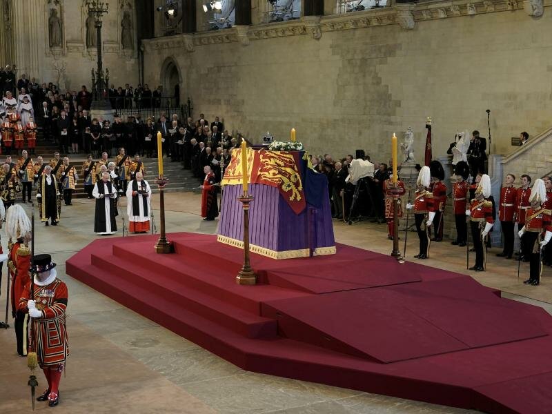 Der Sarg von Königin Elizabeth II. ruht in der Westminster Hall für die Aufbahrung. Foto: Christopher Furlong/Pool Getty Images/AP/dpa