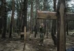 Ukrainischen Angaben zufolge wurden über 400 Leichen in einem Massengrab bei Isjum entdeckt. Foto: Evgeniy Maloletka/AP/dpa