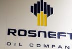 Das Logo des russischen Ölkonzerns Rosneft ist an der Wand der Rosneft-Zentrale in Moskau zu sehen. Foto: Maxim Shipenkov/EPA/dpa