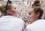 Die Spielerinnen Laura Freigang (l) und Lina Magull lassen sich auf dem Balkon des Römer von den Fans feiern. Foto: Uwe Anspach/dpa