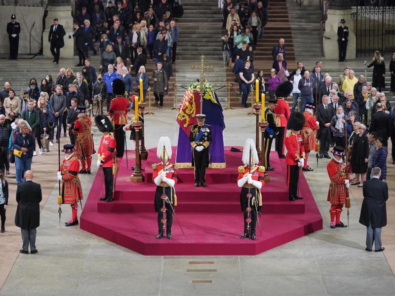 Königin Elizabeth II. ruht derzeit in der Londoner Westminster Hall. Foto: Yui Mok/PA Wire/dpa