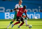 Bremens Amos Pieper (l) versucht Leverkusens Moussa Diaby vom Ball zu trennen. Foto: Marius Becker/dpa