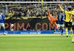 Der Ball fliegt zum Dortmunder 1:0 ins Schalker Tor. Foto: David Inderlied/dpa