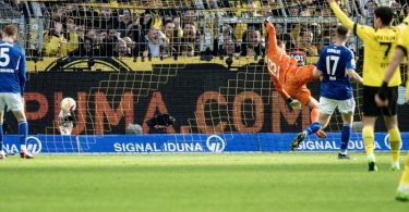 Der Ball fliegt zum Dortmunder 1:0 ins Schalker Tor. Foto: David Inderlied/dpa