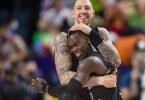 Die deutschen Basketballer um Dennis Schröder (r) und Daniel Theis begeisterten. Foto: Marius Becker/dpa