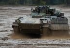 Ein Schützenpanzer der Bundeswehr vom Typ Marder fährt über einen Übungsplatz. Foto: Philipp Schulze/dpa