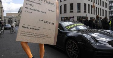 Umwelt-Aktivisten demonstrierten in Berlin für ein 365-Euro-Klimaticket. Sie fordern, dass dafür das steuerliche Dienstwagenprivileg gestrichen werden soll. Foto: Paul Zinken/dpa