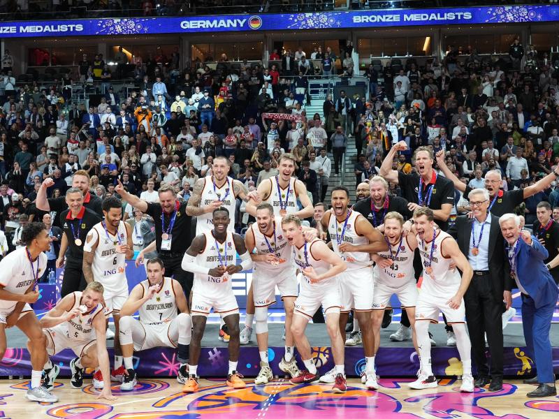 Die deutschen Basketballer krönten die Heim-EM mit dem Gewinn der Bronzemedaille. Foto: Soeren Stache/dpa