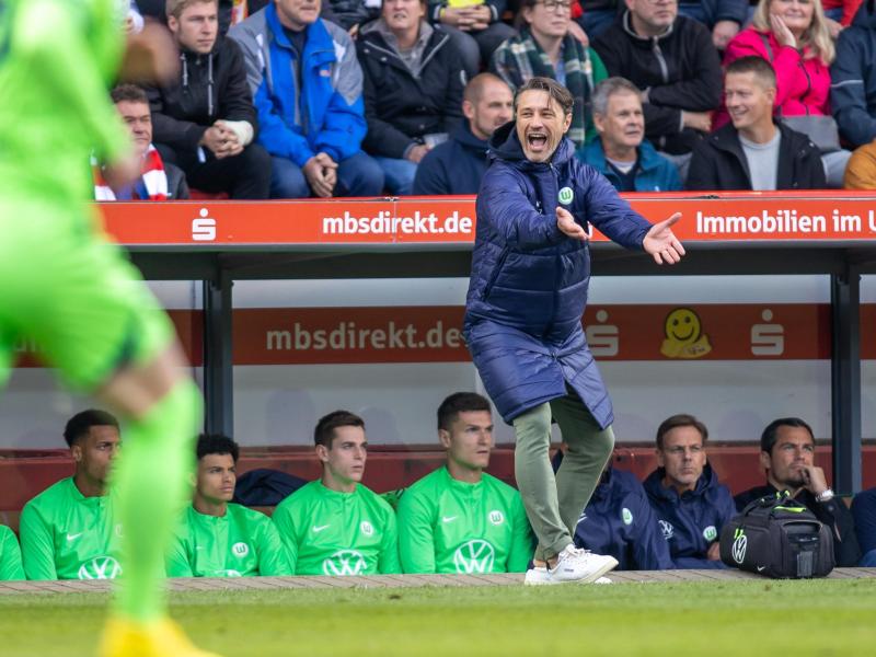 Trainer Niko Kovac von VfL Wolfsburg steht gestikulierend am Spielfeldrand. Foto: Andreas Gora/dpa