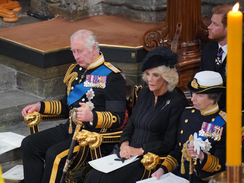 König Charles III. war beim Staatsakt vor der Beisetzung seiner Mutter sichtlich gerührt. Foto: Dominic Lipinski/PA Wire/dpa
