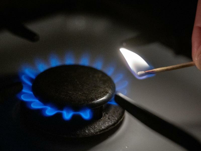 Die umstrittene Gasumlage zur Stützung großer Gasimporteure steht auf dem Prüfstand. Foto: Marijan Murat/dpa