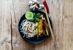 Mit den Udon-Nudeln und der asiatischen Sauce bekommt im Ofen geschmortes Gemüse eine ganz neue Note. Foto: Manfred Zimmer/herrgruenkocht.de/dpa-tmn