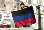 Eine Flagge der international nicht anerkannten Volksrepublik Donezk - die Region soll per Referendum über einen Beitritt zu Russland abstimmen. Foto: Alexei Alexandrov/AP/dpa