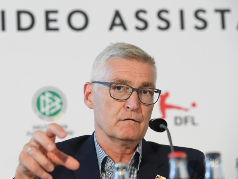 DFB-Schiedsrichter-Obmann Lutz Michael Fröhlich spricht während einer Pressekonferenz von DFB und DFL in der DFB-Zentrale. Foto: Arne Dedert/dpa