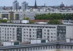 Blick von einem Hochhaus auf die Wohnhäuser im Berliner Osten. Foto: Monika Skolimowska/dpa