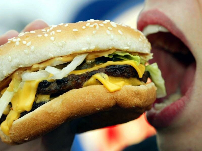 Ungesunde Ernährung gehört neben Alkohol- und Zigarettenkonsum zu den größten Risikofaktoren für nicht übertragbare Krankheiten wie Herz-Kreislauf-Erkrankungen, Krebs und Diabetes. Foto: Gero Breloer/dpa
