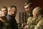 Der ukrainische Innenminister Denys Monastyrskyj (l) spricht mit dem freigelassenen Kommandeur des Asow-Regiments, Denys Prokopenko. Foto: Uncredited/Ukrainian Interior Ministry Press Office via AP/dpa