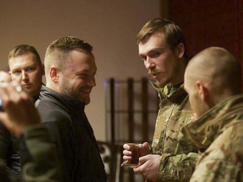 Der ukrainische Innenminister Denys Monastyrskyj (l) spricht mit dem freigelassenen Kommandeur des Asow-Regiments, Denys Prokopenko. Foto: Uncredited/Ukrainian Interior Ministry Press Office via AP/dpa