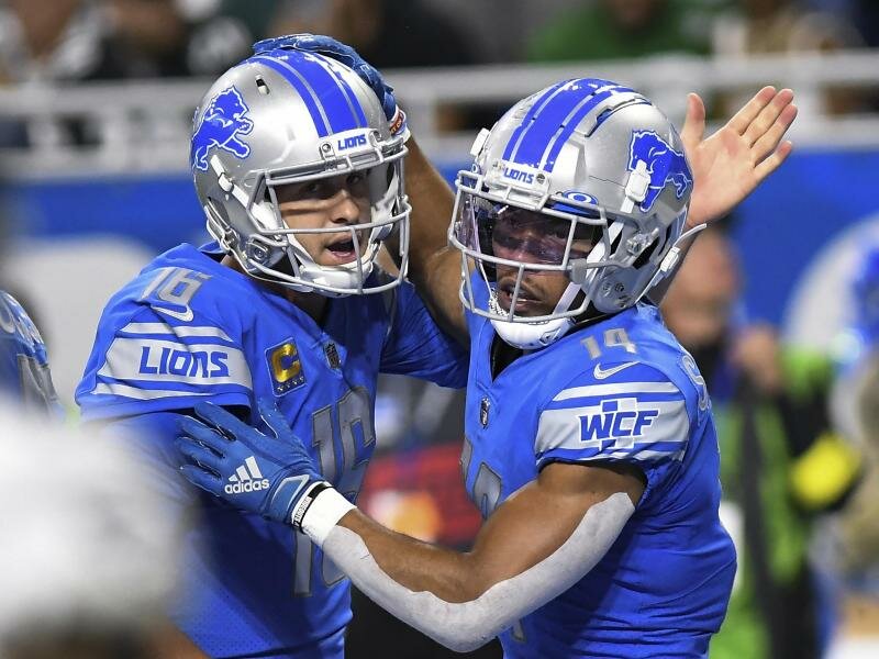 Detroits Amon-Ra St. Brown (r) jubelt mit seinem Quarterback Jared Goff über einen Touchdown. Foto: Lon Horwedel/AP/dpa