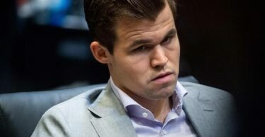 Der amtierende Schachweltmeister Magnus Carlsen schaut auf das Schachbrett. Foto: Jon Olav Nesvold/Bildbyran via ZUMA Press/dpa