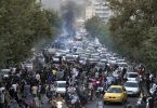 Demonstranten in der Innenstadt von Teheran skandieren Parolen gegen den Tod der 22-jährigen Iranerin Mahsa Amini. Foto: Uncredited/AP/dpa
