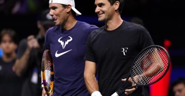 Roger Federer (r) hatte sich für sein letztes Spiel Rafael Nadal als Doppelpartner gewünscht. Foto: John Walton/PA Wire/dpa