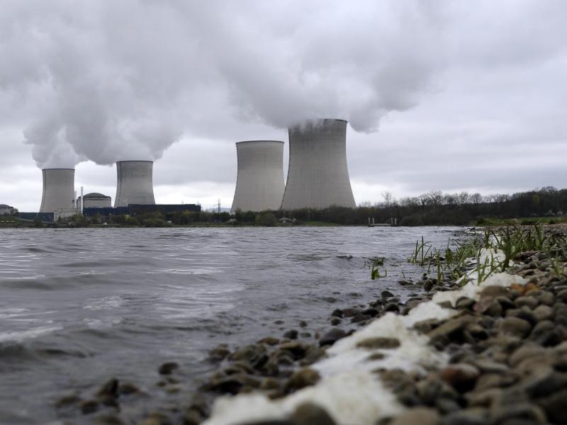 Im Atomland Frankreich stehen so viele Kraftwerke still, dass die Stromflaute auch in Berlin mit Sorge verfolgt wird. Foto: Christophe Karaba/EPA/dpa