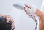 Die tägliche Dusche gehört für viele Menschen dazu - zur Körperhygiene, aber auch, um beschwingt in den&nbsp;Tag zu starten. Foto: Annette Riedl/dpa