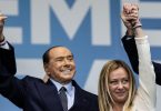 Forza-Italia-Chef Silvio Berlusconi und die Vorsitzende der rechtsextremen Partei Fratelli d'Italia (Brüder Italiens), Giorgia Meloni. Foto: Oliver Weiken/dpa