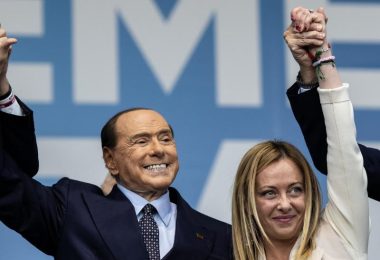 Forza-Italia-Chef Silvio Berlusconi und die Vorsitzende der rechtsextremen Partei Fratelli d'Italia (Brüder Italiens), Giorgia Meloni. Foto: Oliver Weiken/dpa
