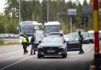 Autos und Busse stehen an der russisch-finnischen Grenze Schlange. Foto: Sasu Makinen/Lehtikuva/AP/dpa