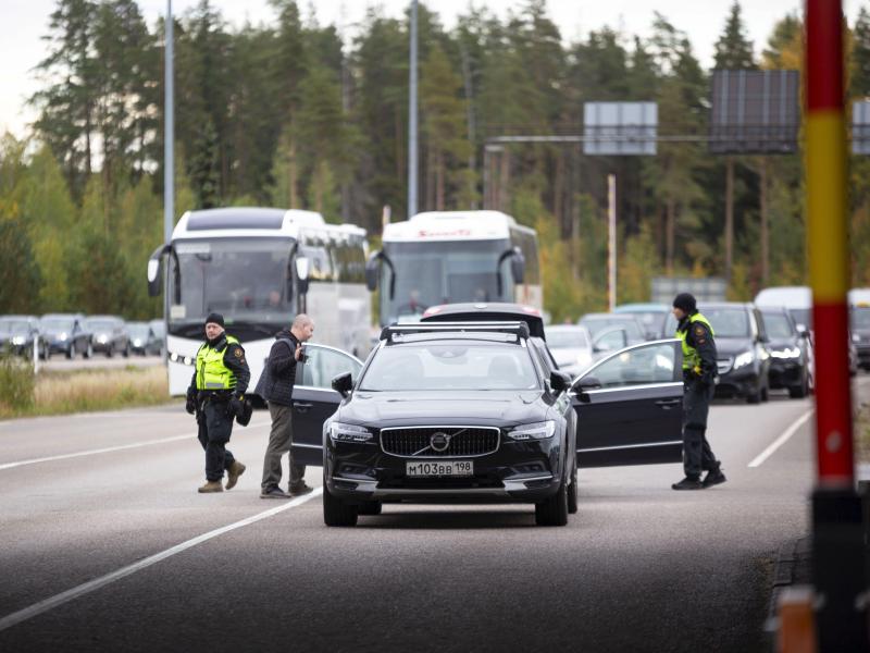 Autos und Busse stehen an der russisch-finnischen Grenze Schlange. Foto: Sasu Makinen/Lehtikuva/AP/dpa