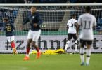 Der entscheidende Treffer: Deutschlands Torhüter Noah Atubolu kann das 1:0 durch Frankreichs Amine Gouiri nicht verhindern. Foto: Hendrik Schmidt/dpa