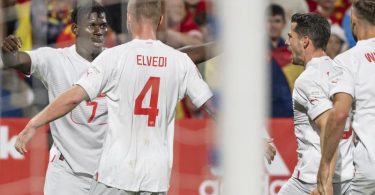 Stürmer Breel Embolo (l) erzielte beim Schweizer Sieg gegen Spanien das 2:1. Foto: Jean-Christophe Bott/KEYSTONE/dpa