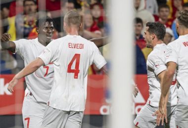 Stürmer Breel Embolo (l) erzielte beim Schweizer Sieg gegen Spanien das 2:1. Foto: Jean-Christophe Bott/KEYSTONE/dpa