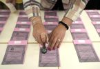 Die Stimmzettel für die Parlamentswahlen werden vorbereitet. Foto: Alessandra Tarantino/AP/dpa