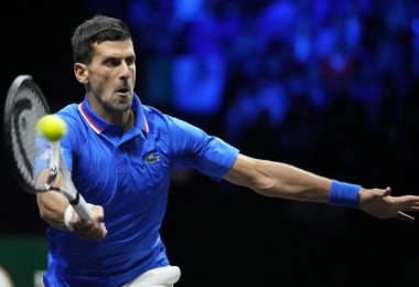 Novak Djokovic gewann mühelos gegen Frances Tiafoe. Foto: Kin Cheung/AP/dpa
