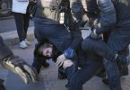 Russische Polizisten gehen gegen einen Demonstranten während eines Protestes gegen die russische Teilmobilisierung in St. Petersburg vor. Foto: Uncredited/AP/dpa