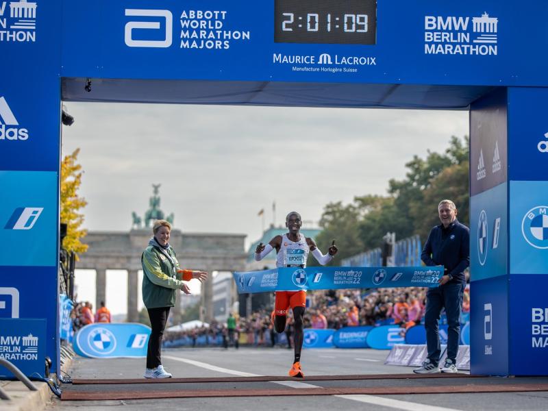 2:01:09 Stunden: Eliud Kipchoge läuft in Berlin Marathon-Weltrekord. Foto: Andreas Gora/dpa