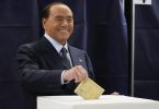 Silvio Berlusconi, Vorsitzender der rechtspopulistischen Forza Italia, gibt seine Stimme in einem Wahllokal ab. Foto: Antonio Calanni/AP/dpa