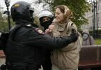 Bei einem Protest gegen die Teilmobilisierung in Moskau halten Polizisten eine Frau fest. Foto: Uncredited/AP/dpa